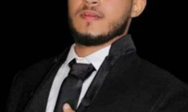 الآلاف يشيعون جثمان الشاب ضحى بحياته لإنقاذ أسرته وجيرانه في العاصمة عدن