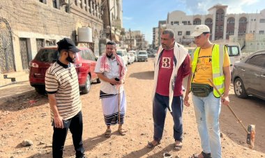 مدير صيرة يطلع على الاستعدادات النهائية للبدء بأعمال السفلتة لطريق مدرسة بازرعة بالمديرية