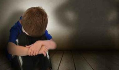 (بقالة الرعب) صاحبها يفتح أبوابها للشيطان ويقوم بأمر صادم بحق طفل بلحج!