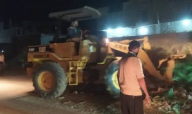 صندوق النظافة بمحافظة أبين ينفذ حملة قص السيسبان من شوارع حارة الانشاءات