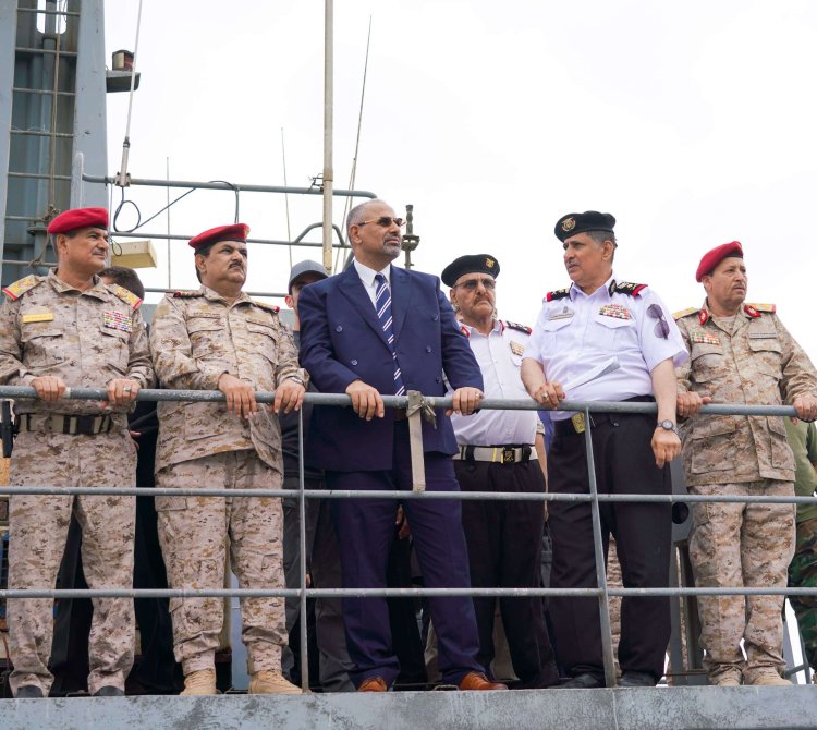 الرئيس الزُبيدي يدشّن إدخال آليات جديدة للقوات البحرية