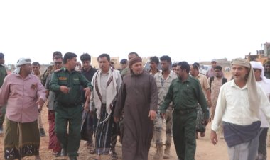 محافظ سقطرى يشرف على إزالة العشوائيات من مصلى العيد و يطمئن على حالة المرضى بمستشفى الشيخ خليفة