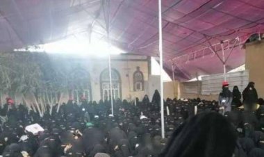 صور مؤلمة.. حشود كبيرة من النساء بمحافظة ذمار اليمنية ينتظرن وجبات الإفطار من مطبخ خيري