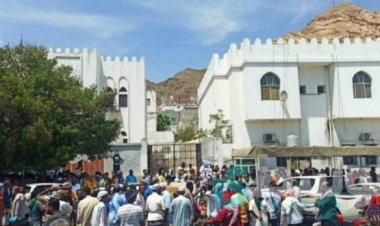 معلمو حضرموت ينفذون وقفة احتجاجية أمام ديوان السلطة المحلية مطالبين بصرف رواتب المتعاقدين  ‏