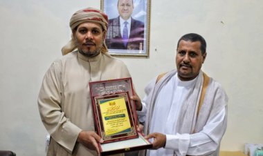 فرع هيئة الأراضي يكرم محافظ سقطرى لجهوده في دعم وتنفيذ المخططات العامة