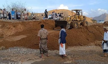 البدء برفع مخلفات وفتح الطرقات في مديرية عسيلان بمحافظة شبوة