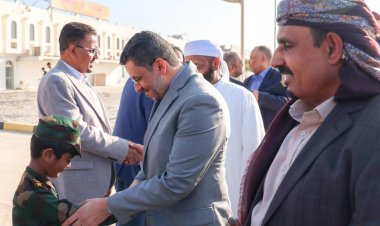 رئيس الوزراء يصل محافظة حضرموت في أول زيارة له منذ تعينه