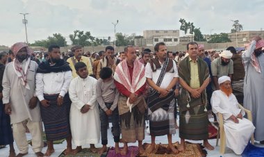 انتقالي أبين والسلطة المحلية يؤديان صلاة العيد مع جموع المصلين بمدينة زنجبار