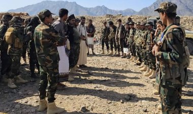 في ظرف استثنائي ...قائد اللواء الخامس دفاع شبوة يزور الخطوط الأمامية في مديرية مرخة العليا