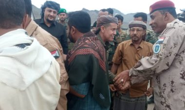 رئيس انتقالي لحج يتفقد الخطوط الأمامية لجبهة كرش ويشيد بالمعنوبات العالية للمقاتلين