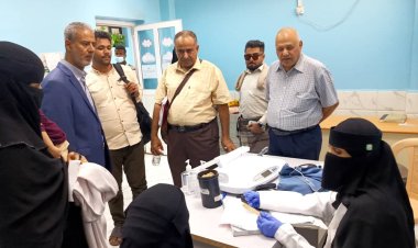 وكيل وزارة الصحة ومدير عام الصحة بعدن يقومان في زيارة عيدية لمرضى المستشفيات الحكومية بالمحافظة