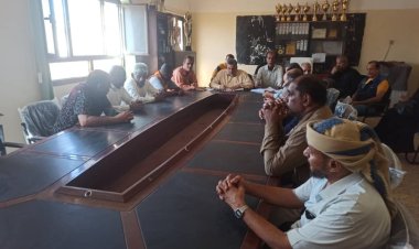 مدير إدارة مكتب التربية والتعليم بمديرية دار سعد يعقد إجتماعا لمناقشة الترتيبات بعد إجازة عيد الفطر