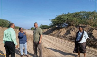 المهندس معين الماس يطلع على أعمال إزالة مخلفات السيول من الخط الساحلي الدولي عدن حضرموت