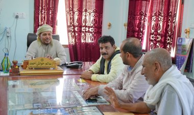 محافظ سقطرى يطلع على مستوى الانضباط الوظيفي في عدد من المكاتب التنفيذية في المحافظة