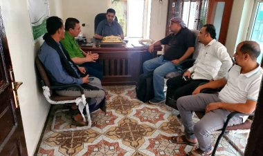 مدير مؤسسة التأمينات الاجتماعية بالضالع يستقبل في مكتبه مديريي الشؤون القانونية والصحة.