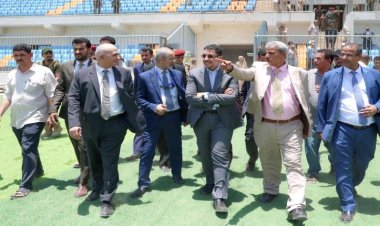 رئيس الوزراء يطلع على إعادة تأهيل ملعب معاوية وسير العمل في مشروع حديقة وملاهي لحج