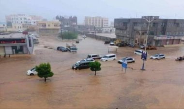 السيول تجتاح شوارع مدينة المكلا