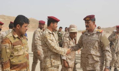 في زيارات عيدية مستمرة .. رئيس أركان المنطقة العسكرية الاولى يتفقد المرابطين بمواقع المنطقة والالوية التابعة لها