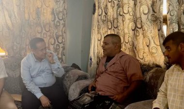 رئيس انتقالي لحج (الحالمي) يقدم واجب العزاء لأسرة الفقيد نجيب صالح يسلم بازومح في منزلهم بالحوطة