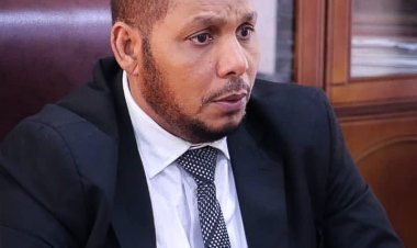 محافظ سقطرى يطمئن على أوضاع محافظتي المهرة و حضرموت بعد تعرضهما لمنخفض جوي