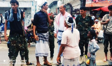 مدير عام زنجبار يشرف على عملية شفط مياه الأمطار من شوارع العاصمة