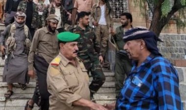 محافظ الضالع يزور إدارة الأمن ويشدد على تفعيل دور الضبط الجنائي وسرعة التحقيق في قضية اغتيال الجندي محمد عبيد ثوبه.