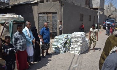 الصندوق الخيري للفقيد صلاح قاسم حمود الحماصي يقدم سلل غذائية لجمعية ايادي الخير لكفالة الأيتام بحوظة لحج