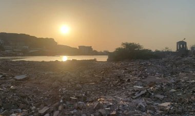 الرئيس الزُبيدي يمنح إهالي المعلا موقع لإنشاء متنفس اسري مطل على البحر