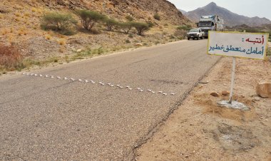 المجلس المحلي بالمحفد ينفذ مشروع سلامة الطريق الدولي