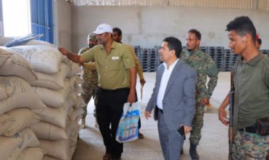 السلطة المحلية بمديرية خور مكسر تشن حملة تفتيش على مخازن الغذاء في المديرية