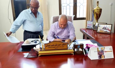 مدير عام مكتب الصحة بعدن يواصل اجراء المقابلات المباشرة مع المواطنين