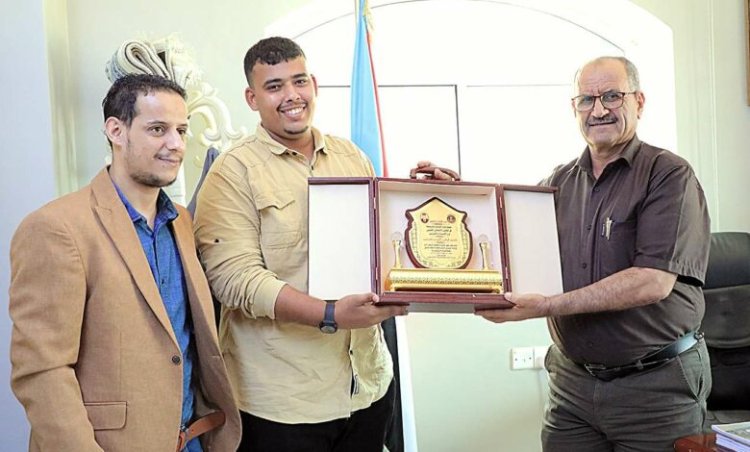 الجعدي يكرم المصور الرياضي أكرم عبدالله الحاصل على المركز الأول لجائزة الاتحاد الدولي للصحافة الرياضية