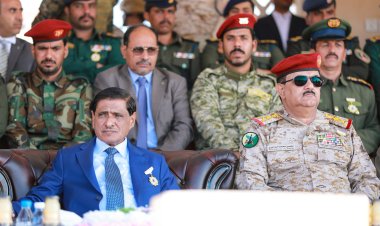 عضو مجلس القيادة الرئاسي البحسني يشهد عرضًا عسكريًا بمناسبة الاحتفال بالذكرى الثامنة لتحرير ساحل حضرموت من القاعدة