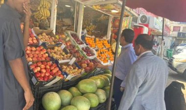 رئيس الحكومة يتجول في اسواق عدن