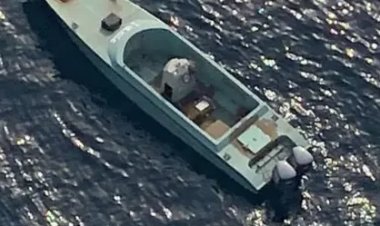 القيادة المركزية الأمريكية تعلن تدمير زورق حوثي في مناطق سيطرة المليشيات