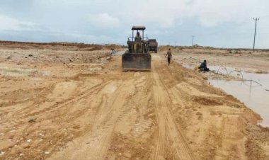 فتح الطرقات المتضررة من المنخفض الجوي في محافظة المهرة