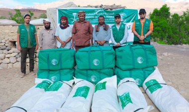 مركز الملك سلمان توزيع المساعدات الأيوائية  للمتضررين من السيول في مديرية بيحان بمحافظة شبوة