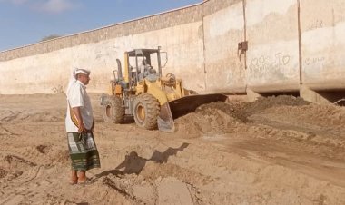 درويش والشيخ العميسي يشرفا على العمل في تصفية الترسبات بحوض سد فؤاد بأحور