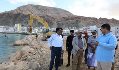 محافظ حضرموت يتفقد سير مشروع توسعة شارع المكلا