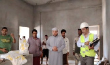 محافظ سقطرى يتفقد سير العمل بمبنى السلطة المحلية