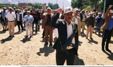 مليشيات الحوثي تجبر اساتذة جامعة صنعاء على التدريب عسكري وترديد الصرخة ( صور)