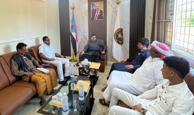 رئيس انتقالي المهرة يطلع على أوضاع أبناء سقطرى الدارسين بالمحافظة