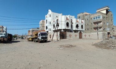 بعد معانه دامت لسنوات مع مشكله تتعلق بالكهرباء... سكان حي الطياريين في الممدارة وينشادون ويشكون الرئيس الزُبيدي والمحافظ لملس