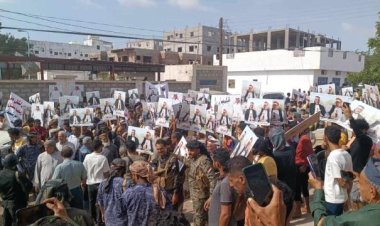 الآلاف يحتشدون أمام محكمة الحوطة للمطالبة بالقصاص من قتلة الشيخ محسن الرشيدي ورفاقه