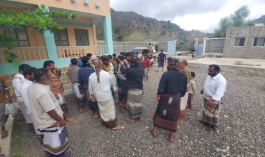 قائد حزام ابين حيدرة السيد يقدم واجب العزاء لاولاد الفقيد محمد السعيدي بوفاة اخيهم
