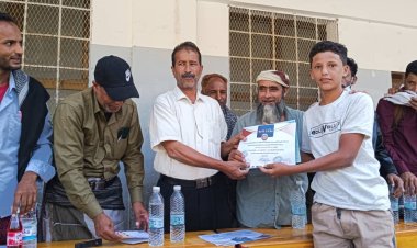 برعاية مكتب التربية بالمديرية.. مدرسة الفقيد محمد زين بدر بسرار يافع تكرم طلابها المتفوقين وعدد من المعلمين والداعمين