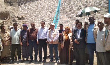 بدعم وتمويل من منظمة دوركاس الهولندية: محافظ الضالع يفتتح مشروعي مياة وحاجز عباب الزراعي في مديرية الازارق
