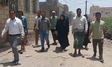 مدير عام ردفان يشرح ميدانيا لوفد اجنبي مشاكل الصرف الصحي في مدينة الحبيلين