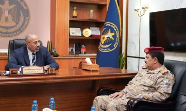 الرئيس الزبيدي يطلع من وزير الدفاع على مستجدات الأوضاع الميدانية في جبهات القتال