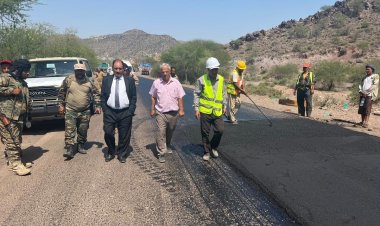 محافظ الضالع يطلع على سير العمل في مشروع إعادة تأهيل وسفلتة نقيل الربض